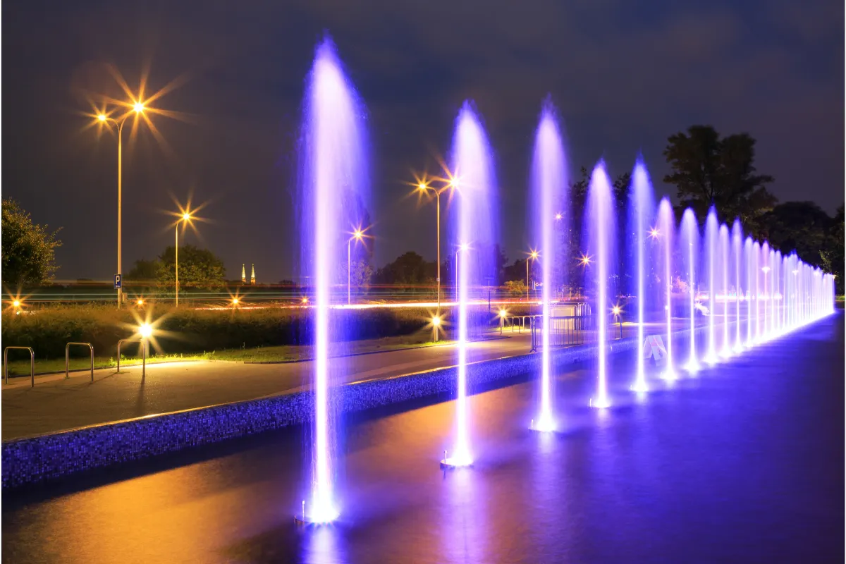 Oświetlenie w fontannach miejskich: jak odpowiednie oświetlenie wpływa na efektowność fontann, zwłaszcza nocą