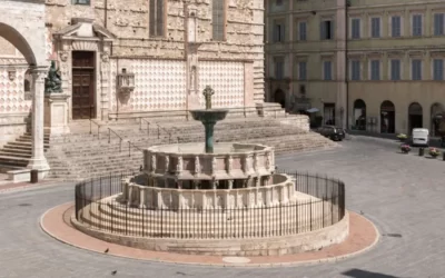 Fontanna Maggiore w Perugii, Włochy – średniowieczna fontanna o bogatym zdobnictwie.