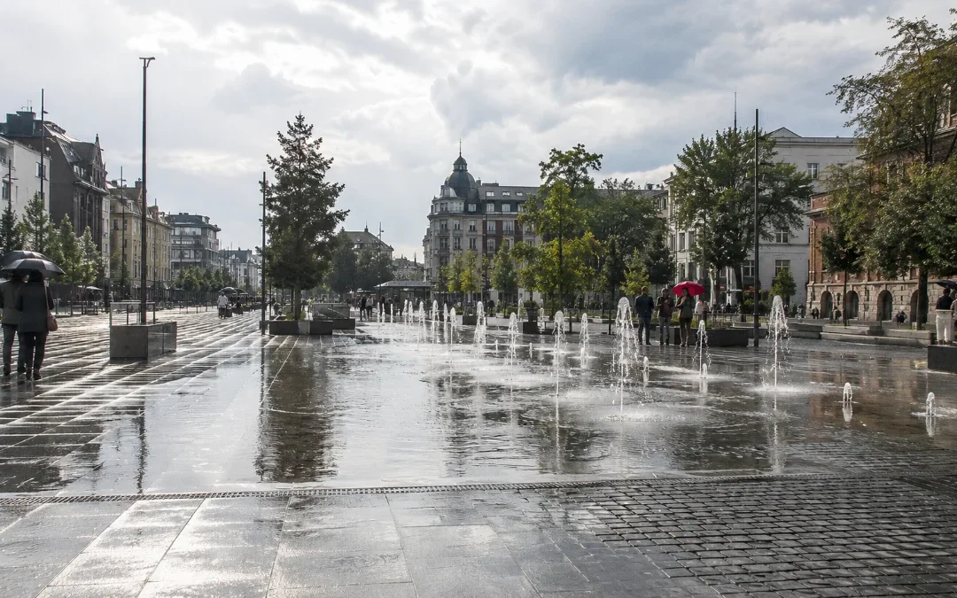 Deszcze nawalne w&nbsp;centrum miasta – jak niecka fontanny staje się mikrozbiornikiem retencyjnym podczas burzy