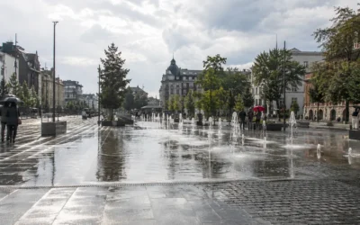 Deszcze nawalne w&nbsp;centrum miasta – jak niecka fontanny staje się mikrozbiornikiem retencyjnym podczas burzy