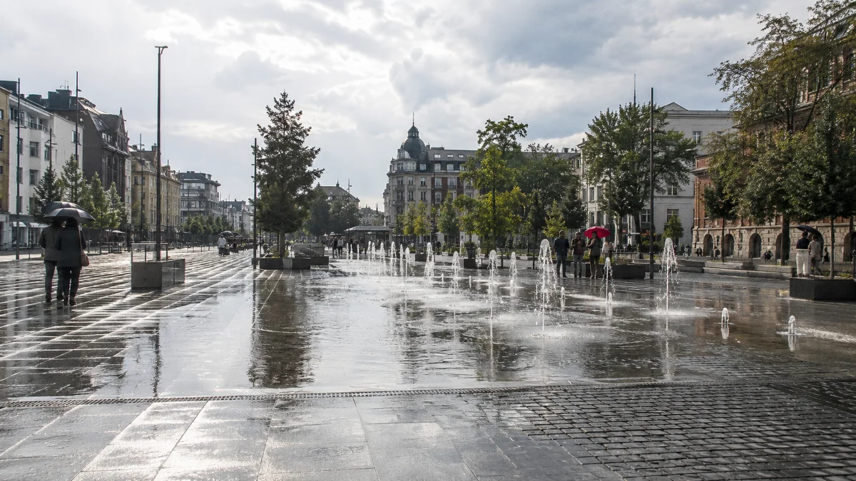 Fontanna miejska jako mikrozbiornik retencyjny na placu w centrum miasta podczas deszczu