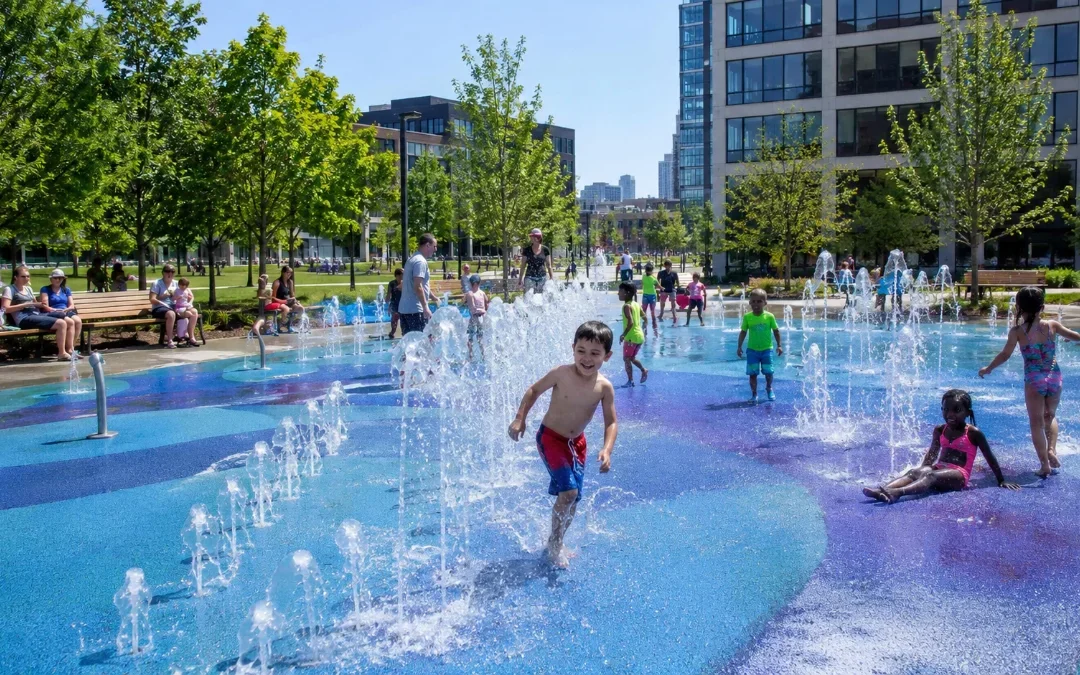 Splashpad —&nbsp;mokry plac zabaw dla dzieci. Normy PN-EN 1176, SANEPID i&nbsp;bezpieczne projektowanie w&nbsp;polskich realiach
