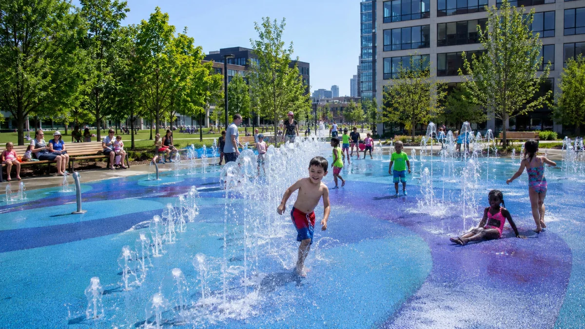 Splashpad — mokry plac zabaw dla dzieci z tryskającymi dyszami wodnymi na miejskim placu