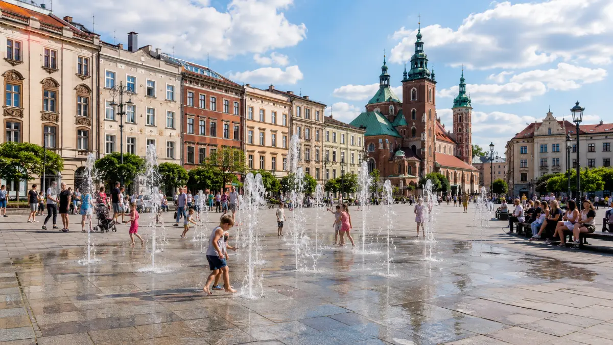 Współczesna fontanna w strefie ochrony konserwatorskiej na zabytkowym rynku z ludźmi