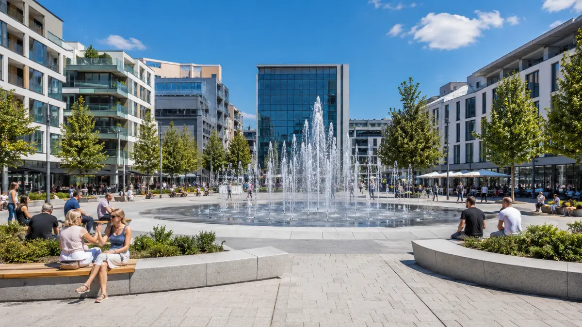 Portfel fontann miasta – planowanie inwestycji w przestrzeni publicznej Fontanna na nowoczesnym placu miejskim z przechodniami – portfel fontann miasta i planowanie inwestycji